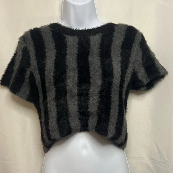 Olivaceous Black & Grey Cropped Short Sleeveve Sweater, size Mediumm, BNWT! - Picture 1 of 4